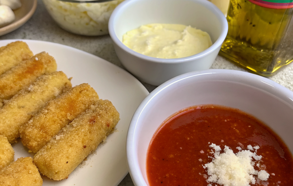 How to Prepare Crispy Mozzarella Sticks with SauceIngredients