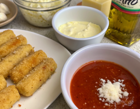 How to Prepare Crispy Mozzarella Sticks with SauceIngredients
